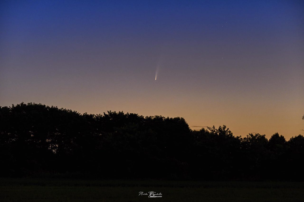 La bellissima foto di Mirko Pizzaballa che ha immortalato la cometa Neowise sopra Bergamo