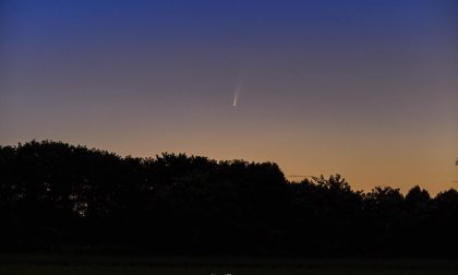 La bellissima foto di Mirko Pizzaballa che ha immortalato la cometa Neowise sopra Bergamo