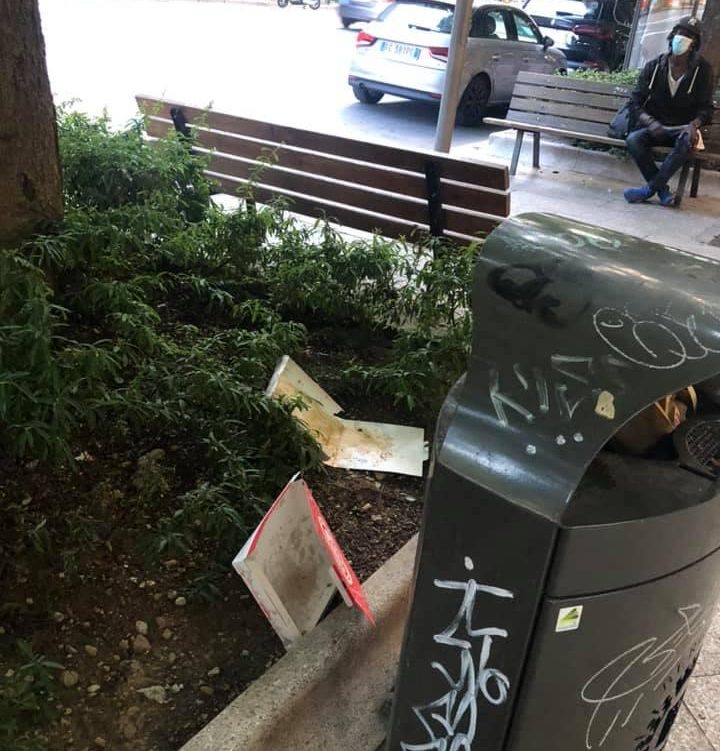 Rifiuti, scritte sui muri, accattonaggio: «Degrado insostenibile in viale Papa Giovanni»