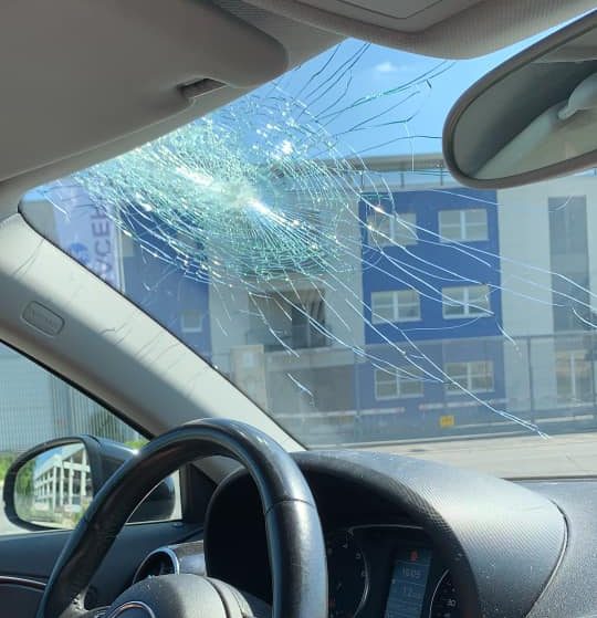 Sasso lanciato sul parabrezza dopo la Montenegrone: casi analoghi, autorità in allerta