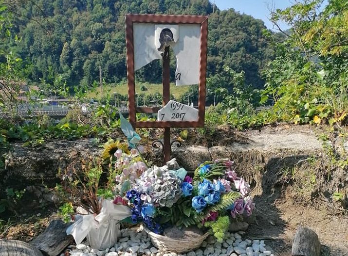 Distrutta a mazzate la lapide dedicata al giovane Bara, il toccante sfogo social di un’amica