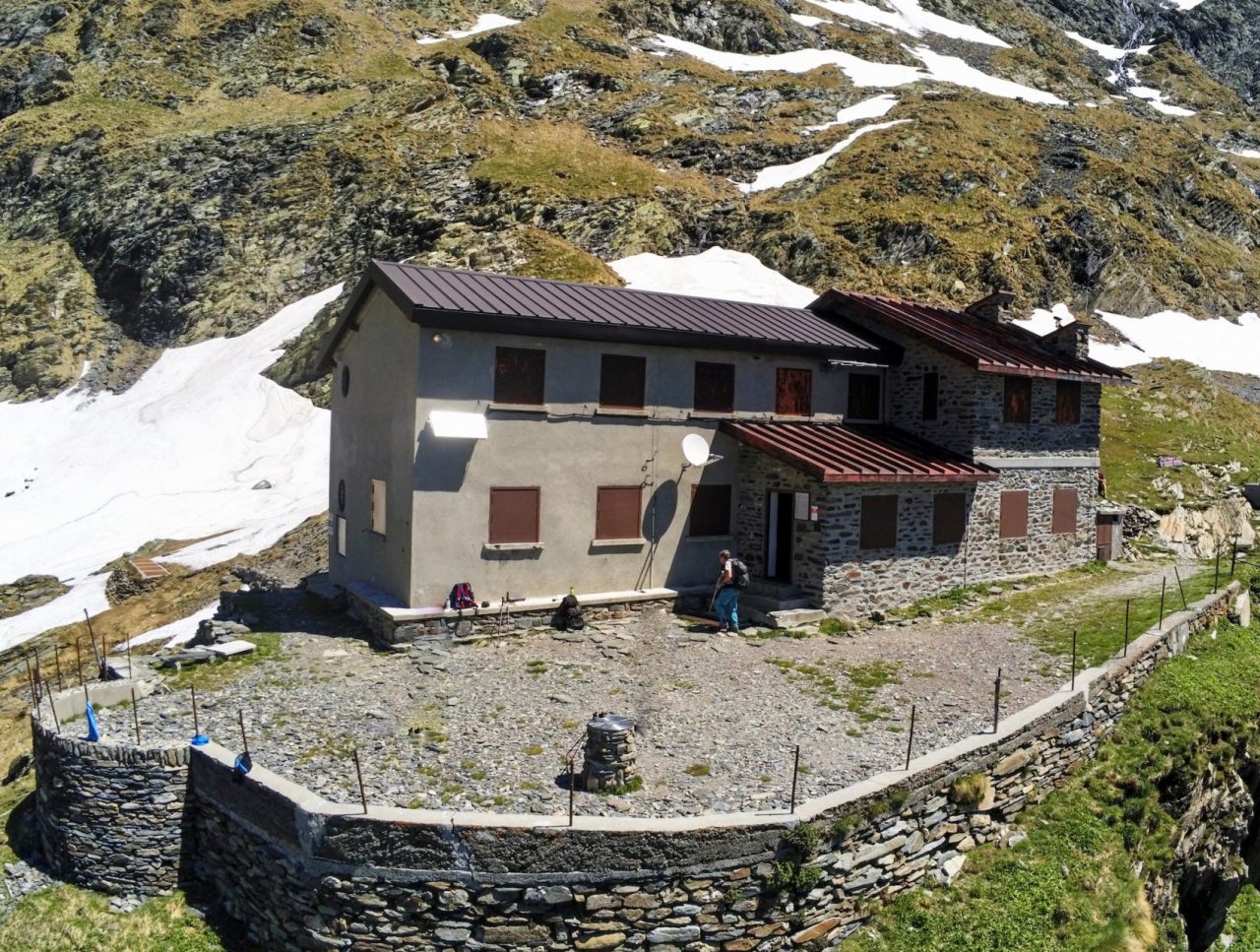 Alla scoperta delle “capanne orobiche”: il rifugio Baroni al Brunone, tra nuvole e montagne