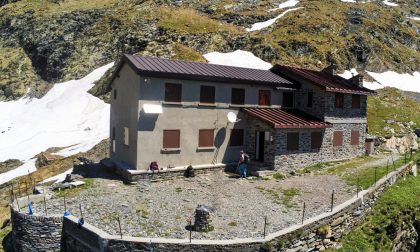 Alla scoperta delle “capanne orobiche”: il rifugio Baroni al Brunone, tra nuvole e montagne