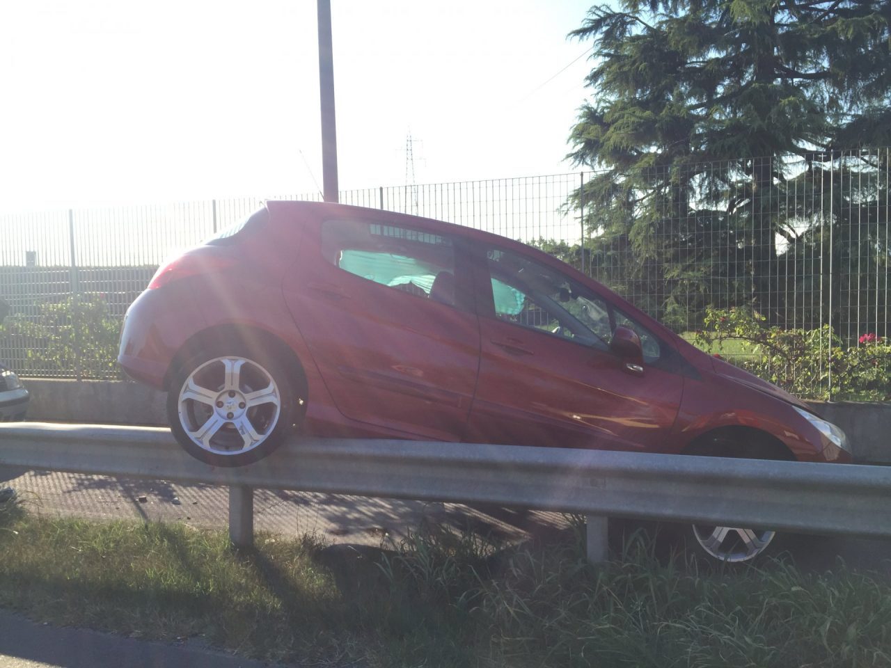 Incidente a Treviglio, l’auto vola sulla ciclabile