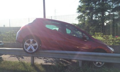 Incidente a Treviglio, l’auto vola sulla ciclabile