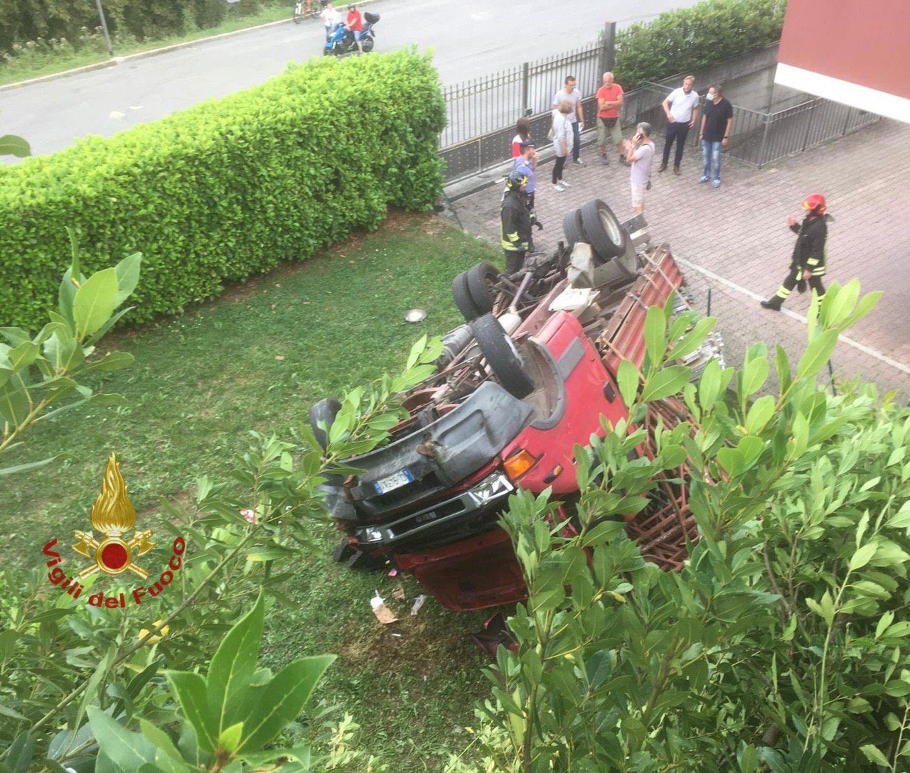 Zogno, camion esce di strada, fa un volo di otto metri e cade nel giardino di una casa