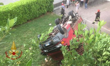 Zogno, camion esce di strada, fa un volo di otto metri e cade nel giardino di una casa