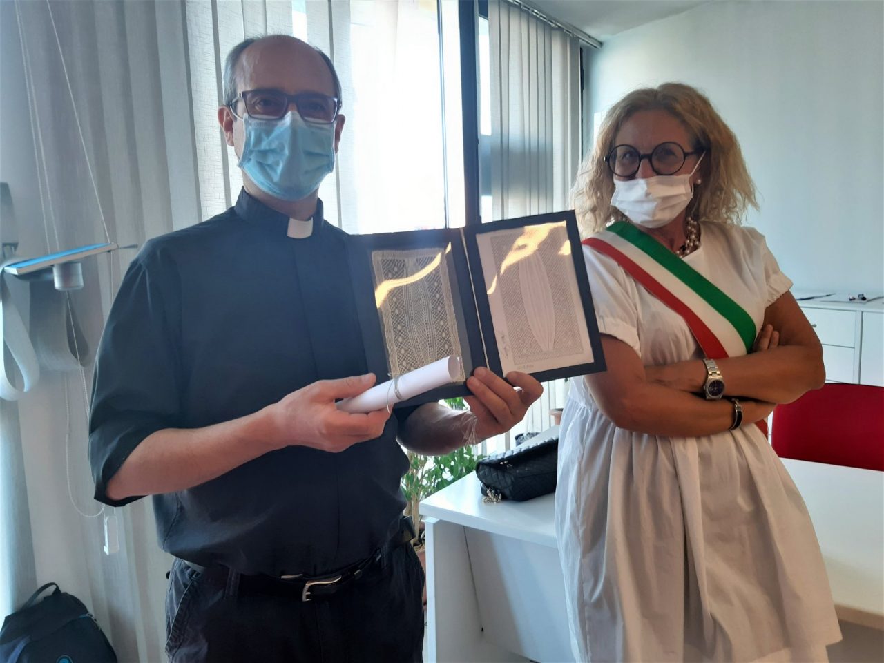 Alzano, mascherine “al valore” per don Daniele Bravo e i volontari della Croce rossa