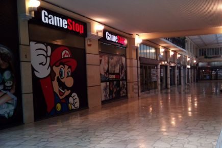 Degrado in viale Papa Giovanni, i negozianti della Galleria Fanzago scrivono al Comune