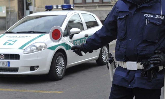 Non si ferma all’alt e investe un agente della polizia locale: arrestato motociclista