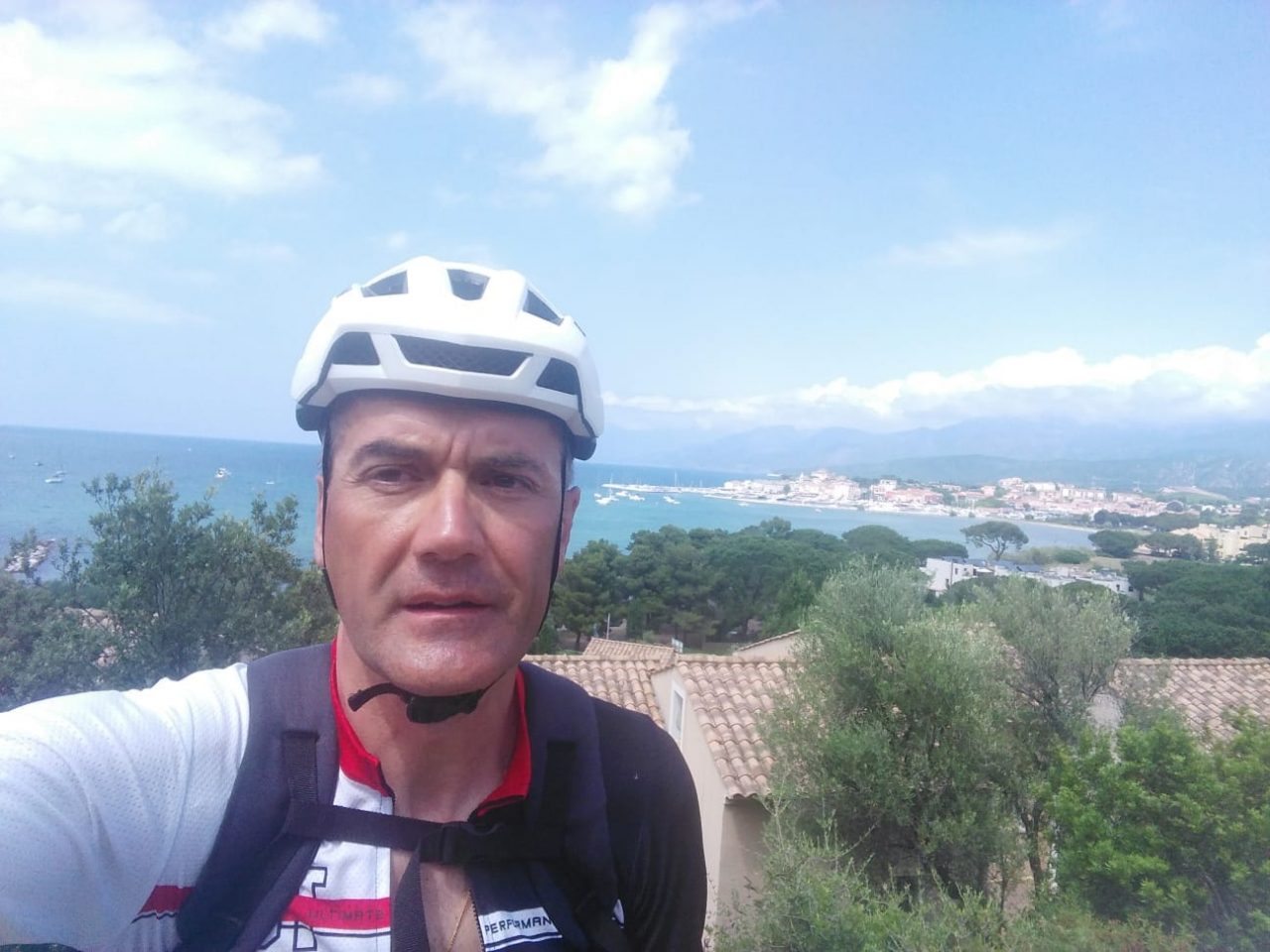 Il pellegrinaggio in bici di Gianmaria Cerea per ricordare le vittime del Covid