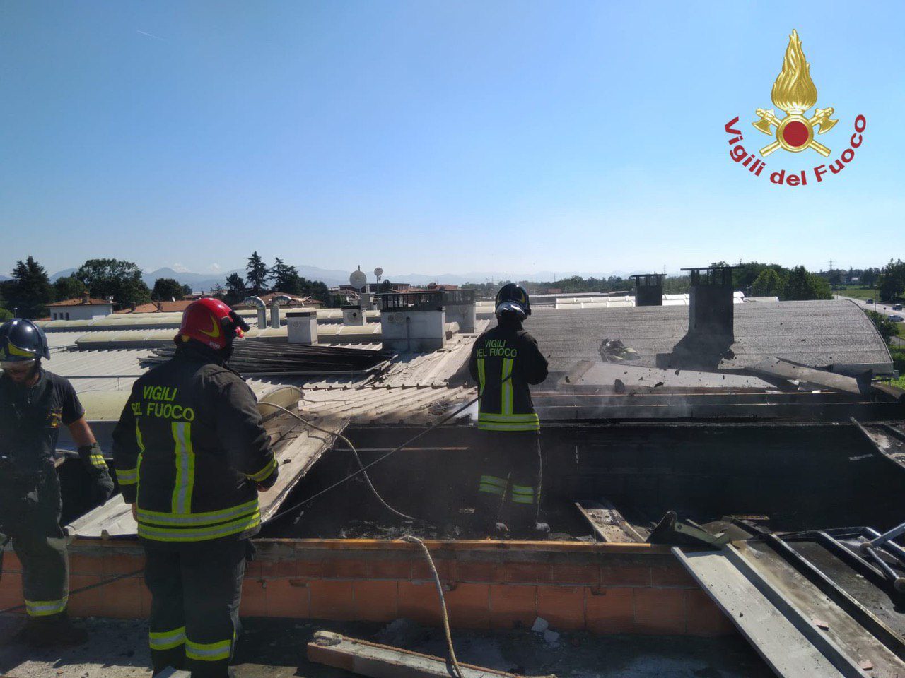 A Urgnano va a fuoco il tetto di un capannone, sul posto cinque squadre dei pompieri