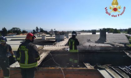 A Urgnano va a fuoco il tetto di un capannone, sul posto cinque squadre dei pompieri
