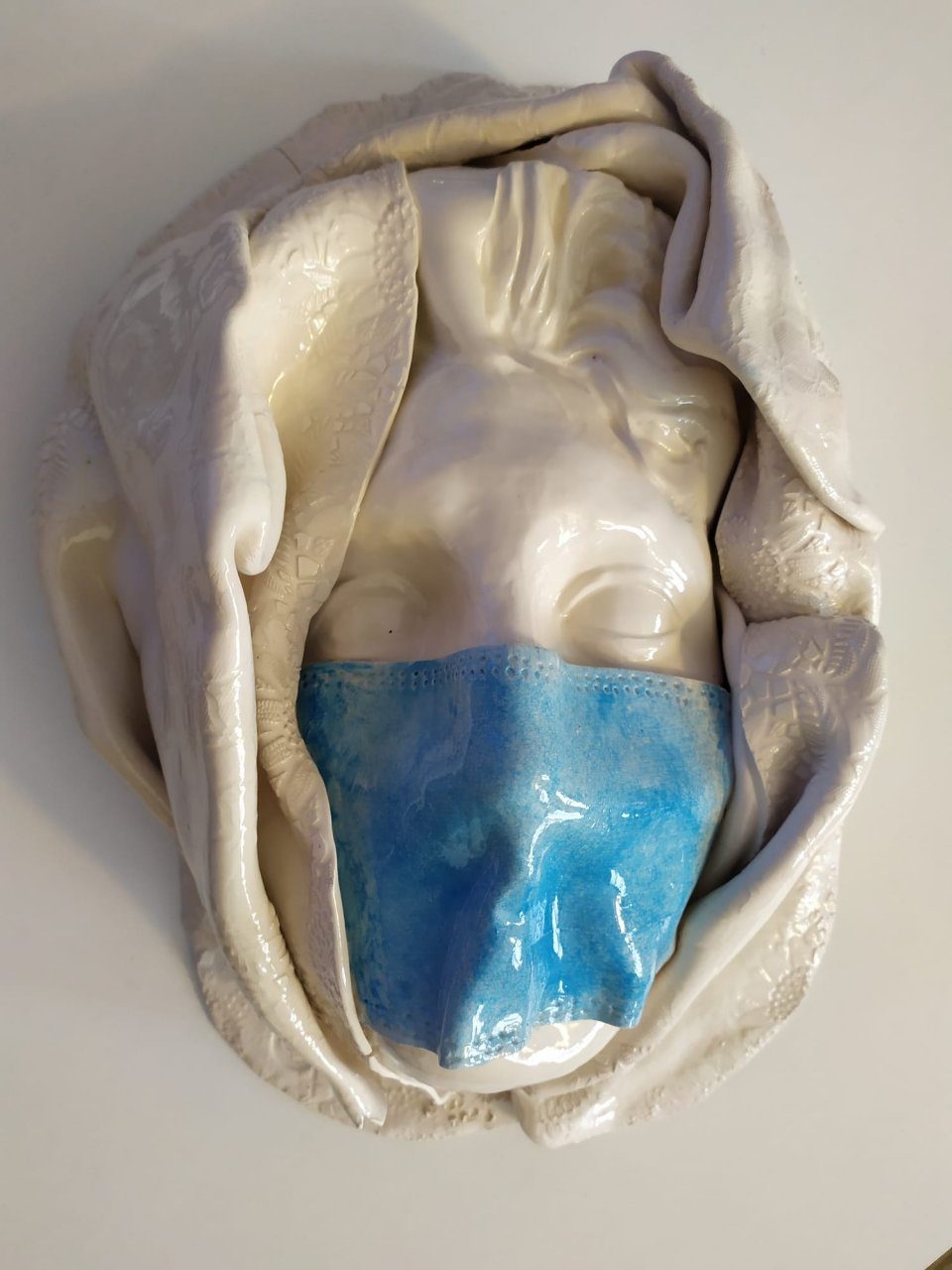 La divinità del coraggio con la mascherina. L’opera di Luca Campus donata a Osio Sotto