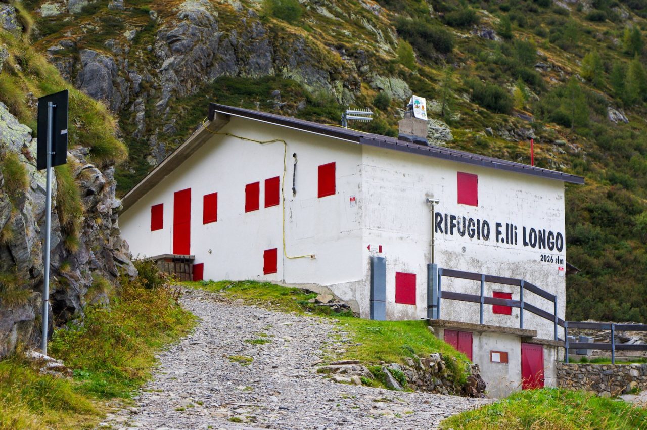 Alla scoperta delle “capanne orobiche”: il rifugio Fratelli Longo, per chi cerca la pace
