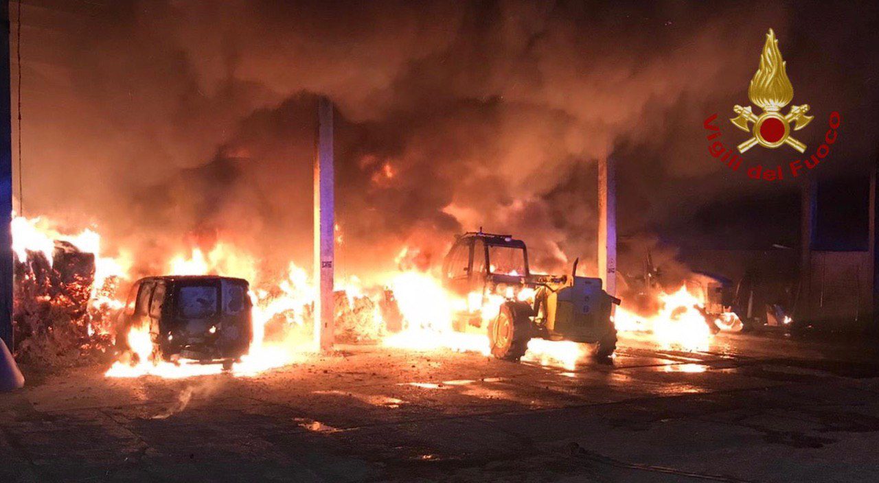 Le immagini dell’incendio in una cascina a Fontanella: in fumo 40 quintali di fieno e migliaia di euro