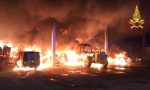 Le immagini dell'incendio in una cascina a Fontanella: in fumo 40 quintali di fieno e migliaia di euro