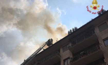 A fuoco il tetto di un palazzo nel centro di Bergamo. Fortunatamente nessun ferito