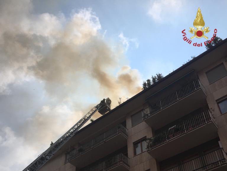 A fuoco il tetto di un palazzo nel centro di Bergamo. Fortunatamente nessun ferito