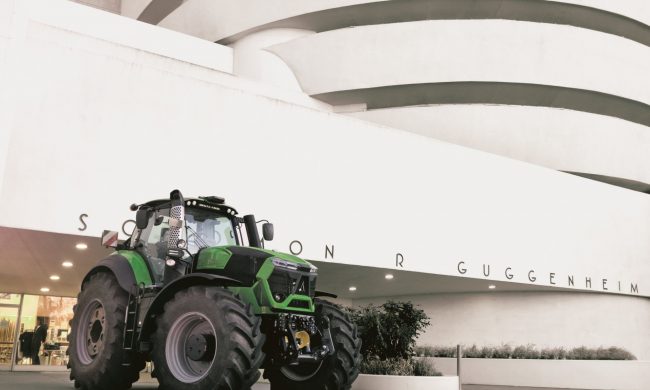 Cosa ci fa un trattore Same davanti al Guggenheim di New York?