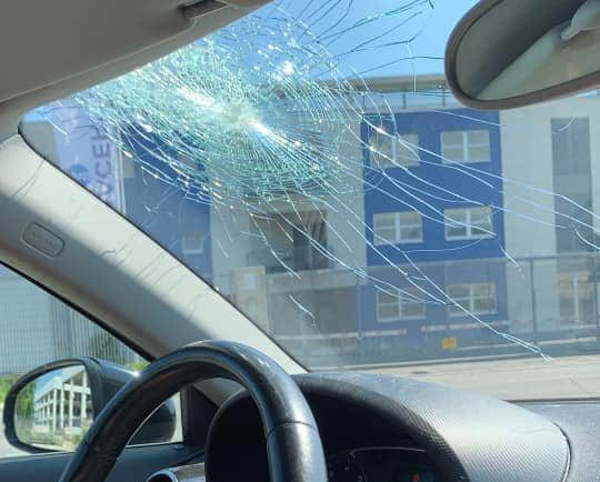 Un sasso scagliato dal cavalcavia dopo la Montenegrone colpisce un’auto con a bordo un neonato