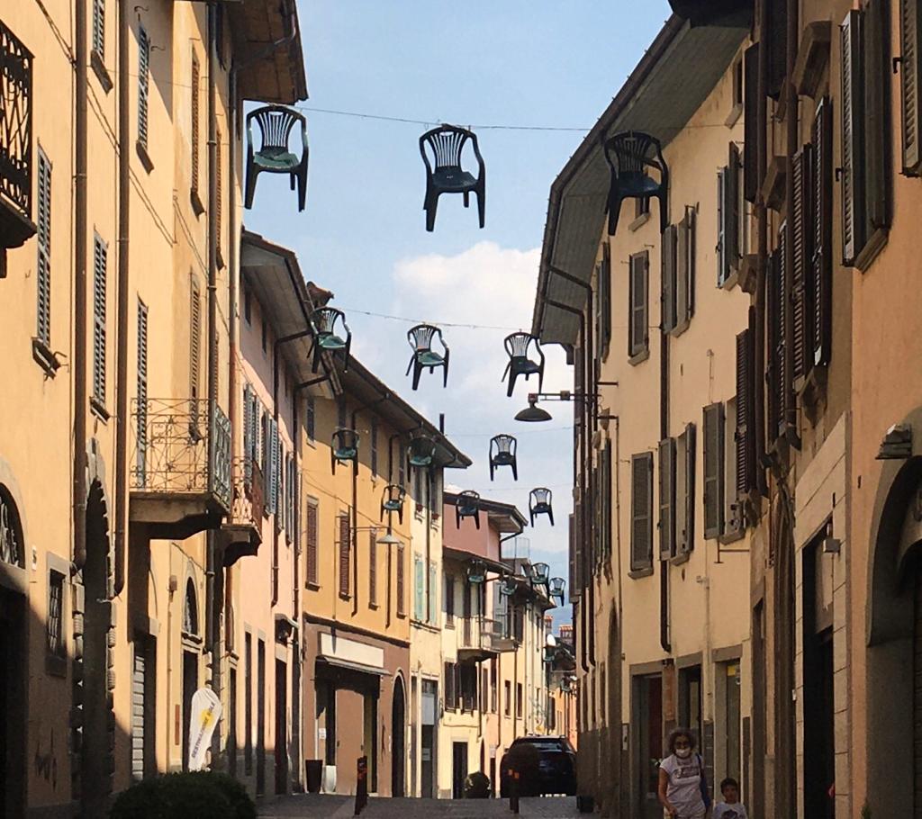 Ad Albino 150 sedie appese in cielo, per non dimenticare tutti quei defunti di marzo