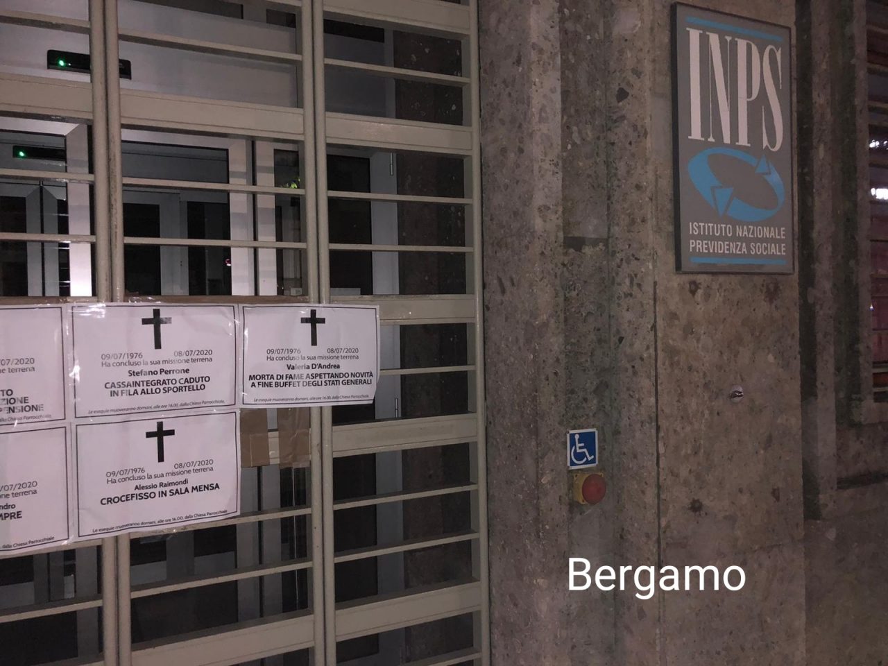 Protesta shock di CasaPound davanti all’Inps: necrologi annunciano la morte dell’economia