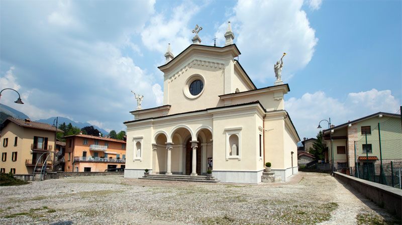 Infilzato dalla gamba di una sedia da giardino, muore 44enne