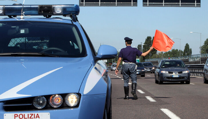 Donna colpita da infarto in autostrada, salvata dalla Polizia stradale