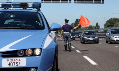 La Stradale lo ferma per un fanalino rotto e gli trova 8 chili di hashish nel baule