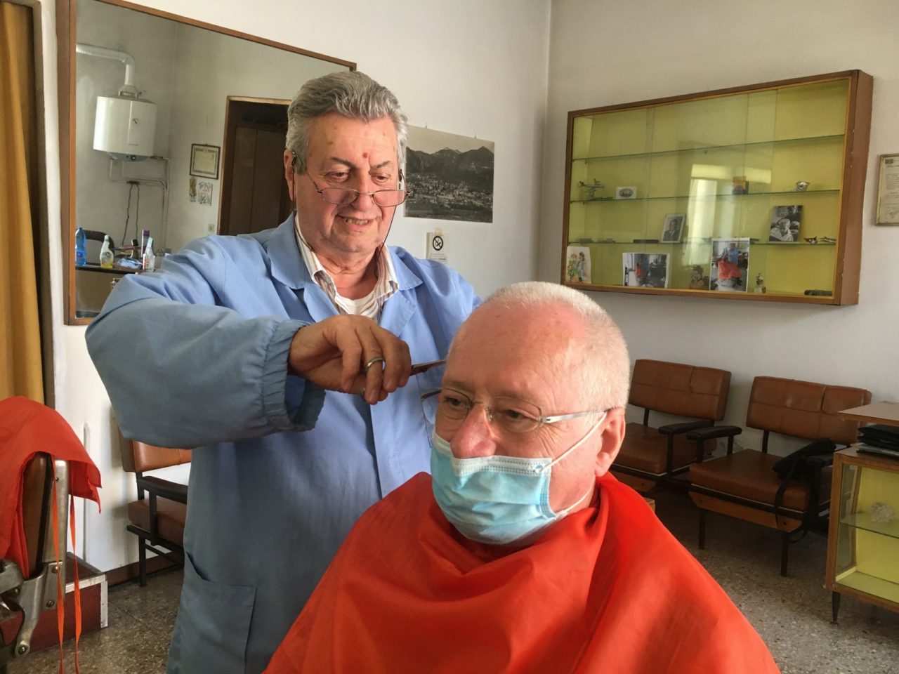 A Desenzano di Albino ha chiuso il barbiere Paris. La fine di un negozio ultrasecolare