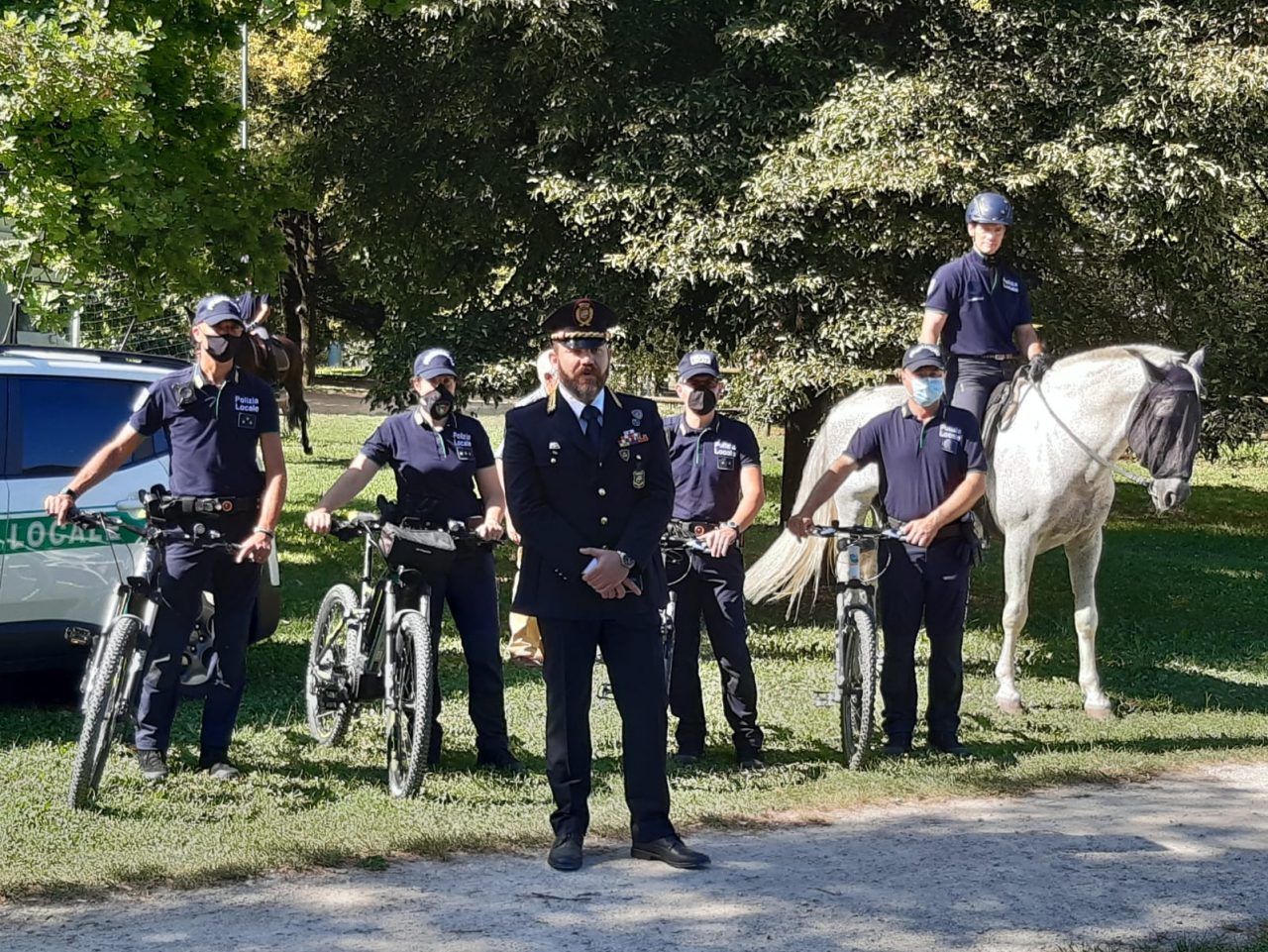 Volontari a cavallo e poliziotti in bici per sorvegliare la ciclabile della Val Seriana