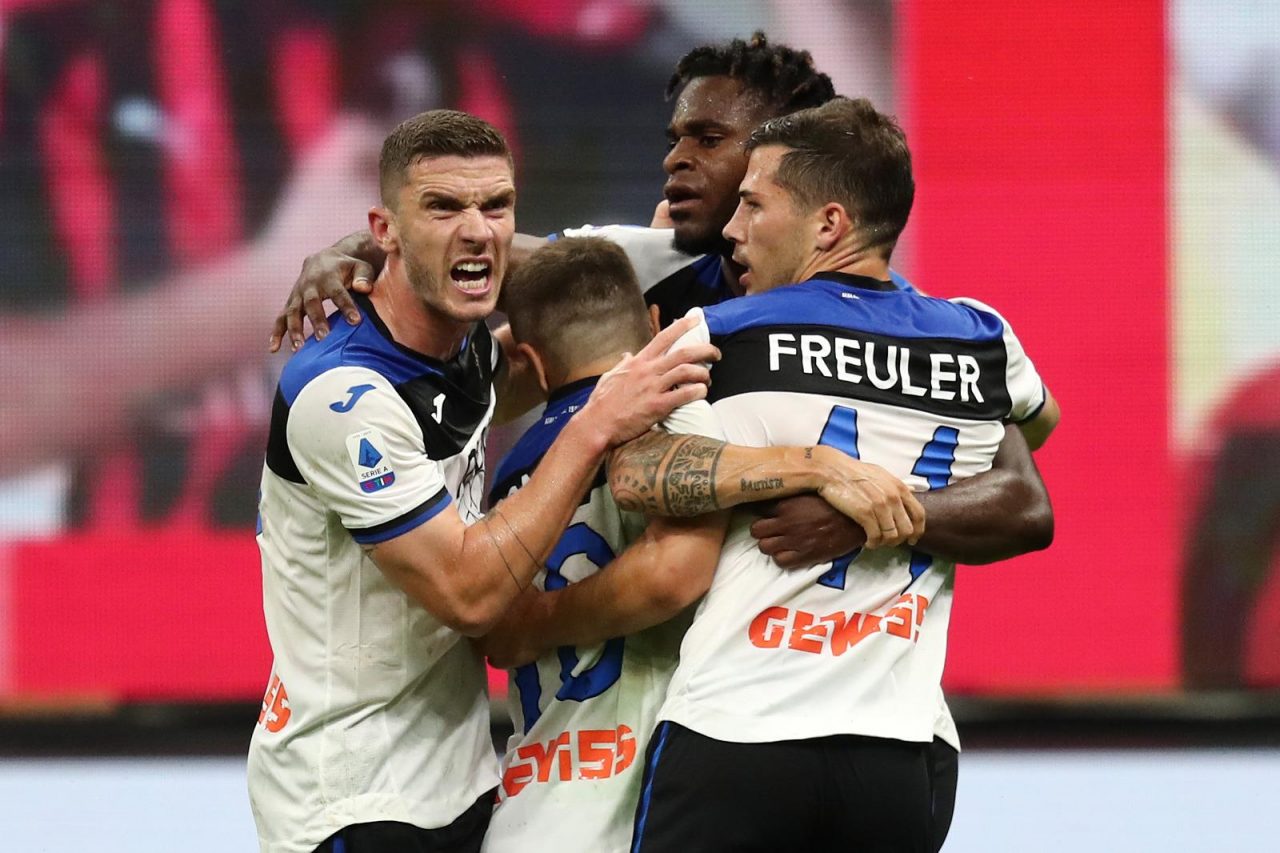 Zapata risponde alla prodezza di Calhanoglu (1-1). Donnarumma para il rigore a Malinovskyi