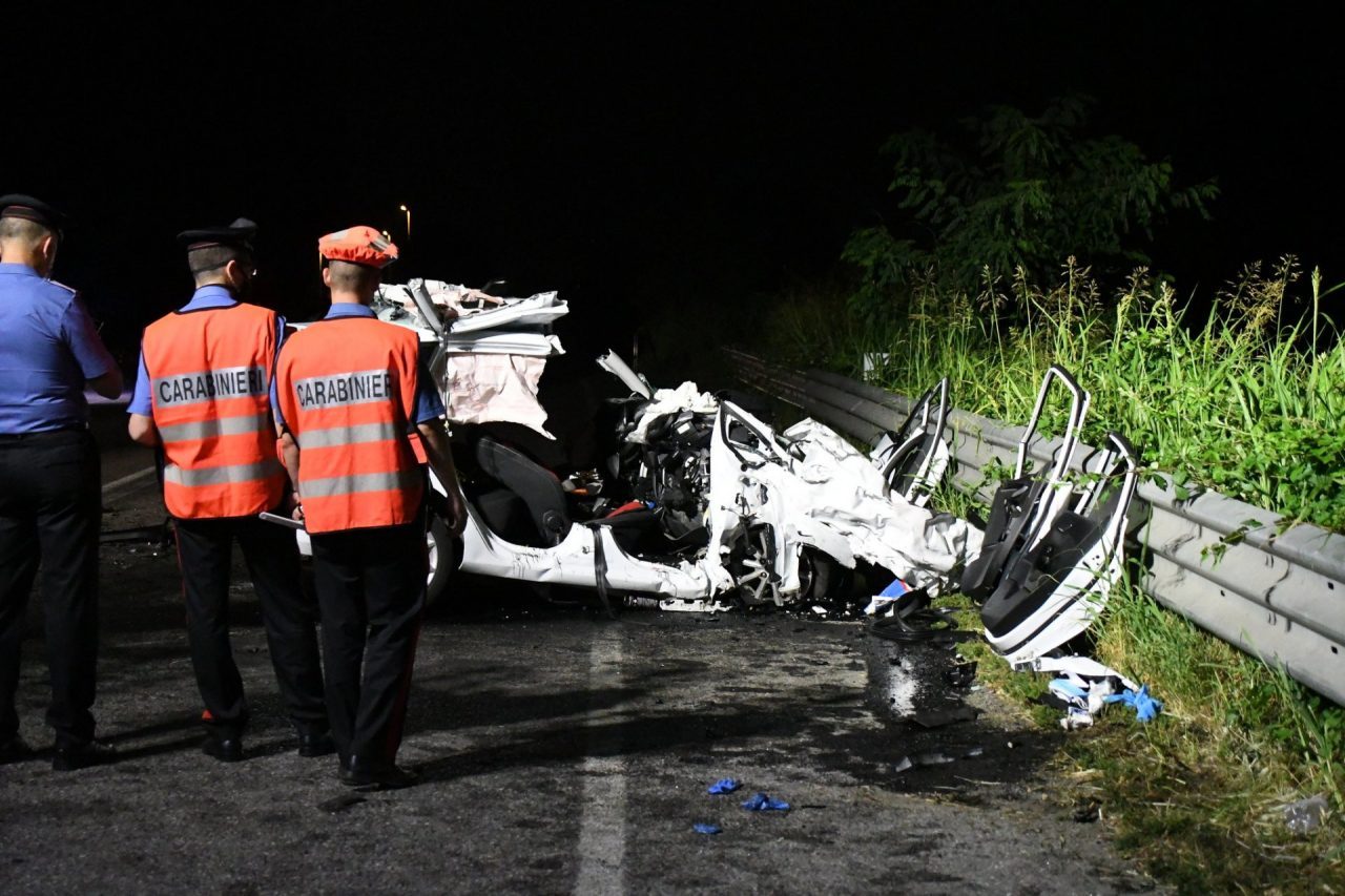 Frontale tra una Ford Fiesta e un furgone: morti sul colpo due 28enni sulla Padana
