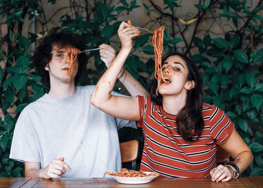 Il (secondo) debutto musicale di Angelica Gori: ascoltate “Pasta rossa” dei chiamamifaro