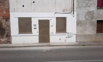 La Polizia “mura” l’appartamento abbandonato dopo il blitz: ecco cosa c’era dentro