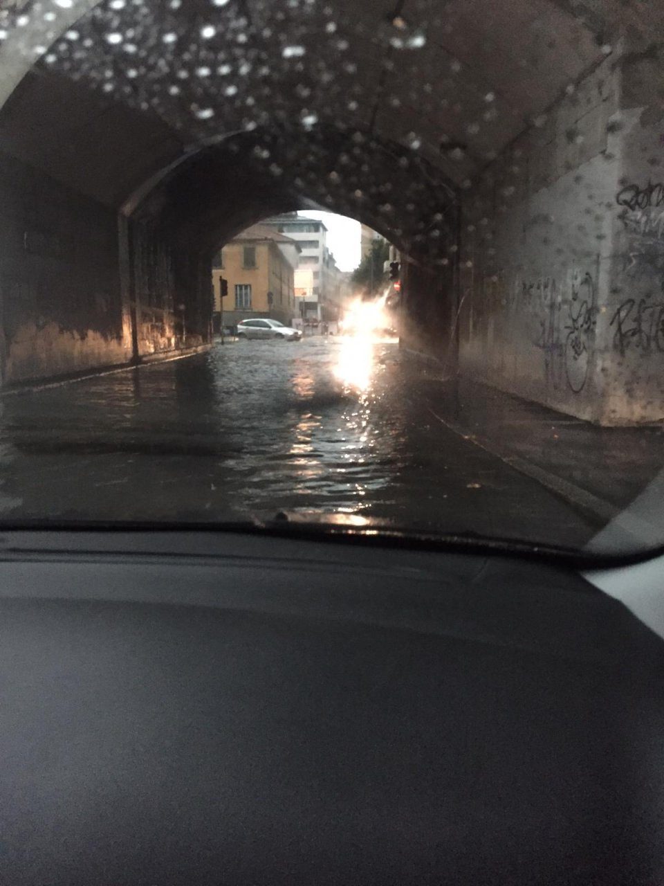 I video del nubifragio a Bergamo, tra allagamenti e disagi per gli automobilisti in ingresso in città