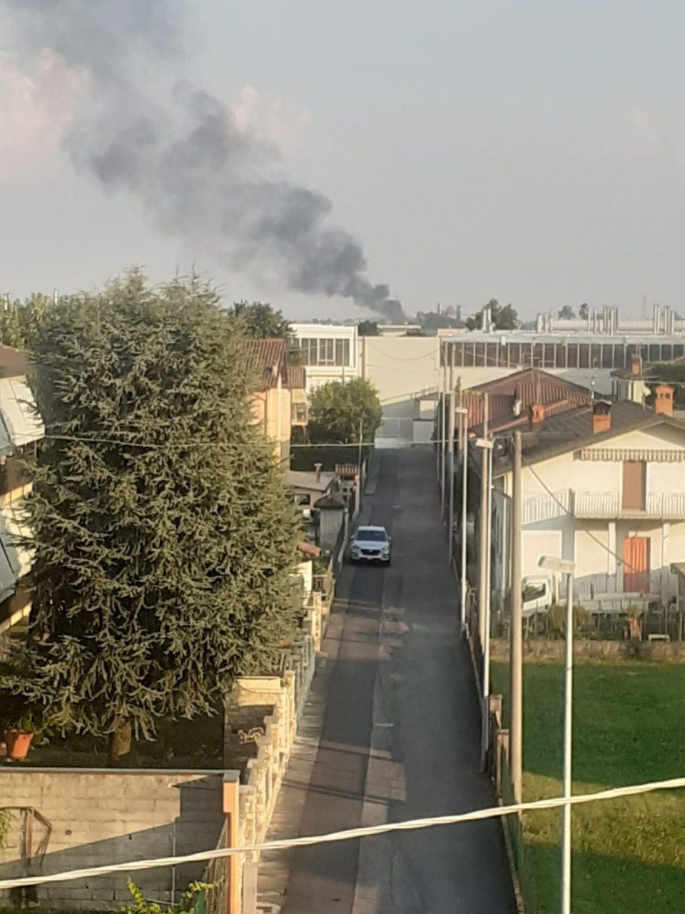 Incendio nell’acciaieria di Cividate: la colonna di fumo si vede per chilometri