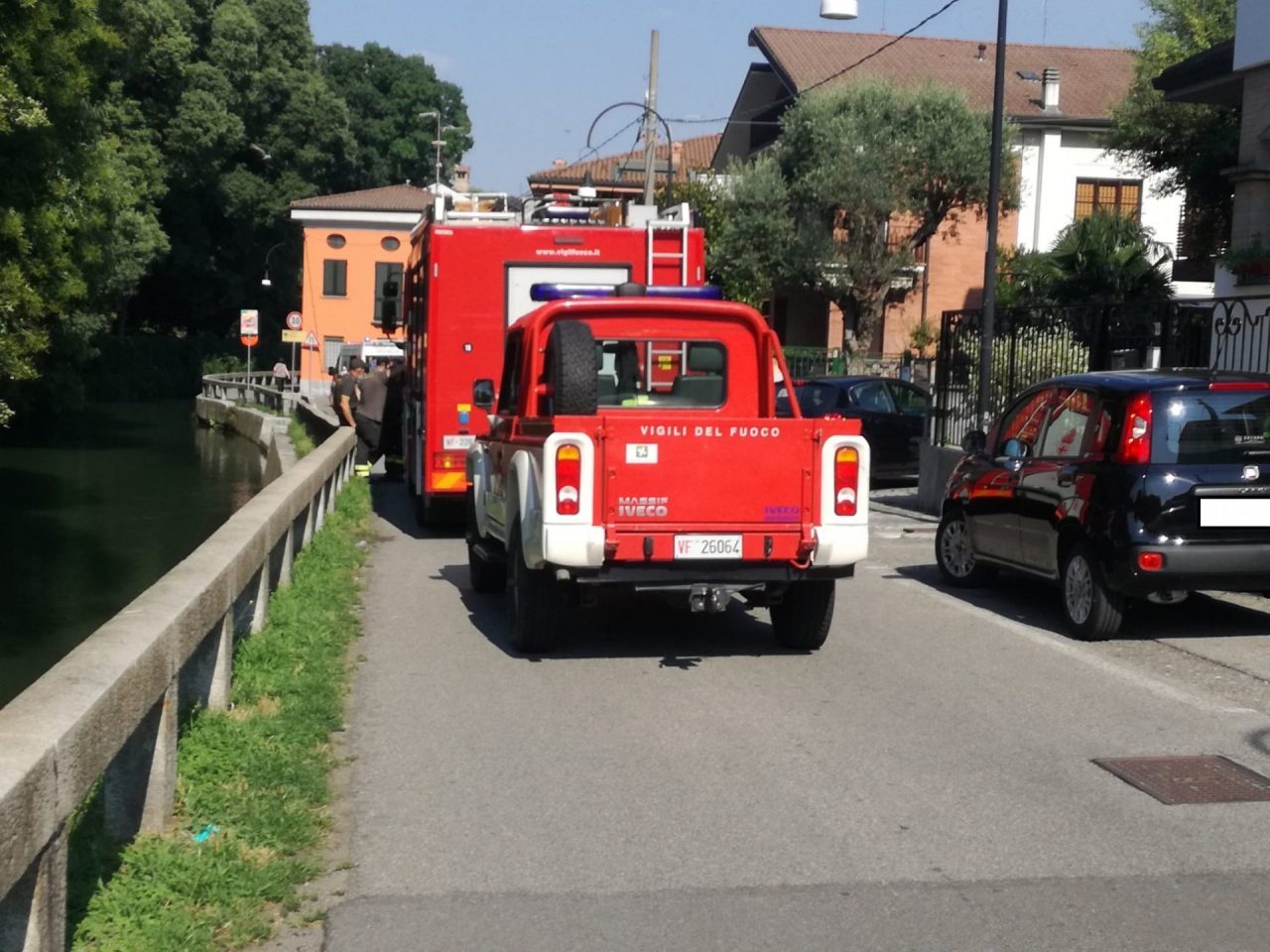 Spinge (per errore) la moglie nel Naviglio, salvata dai Vigili del fuoco