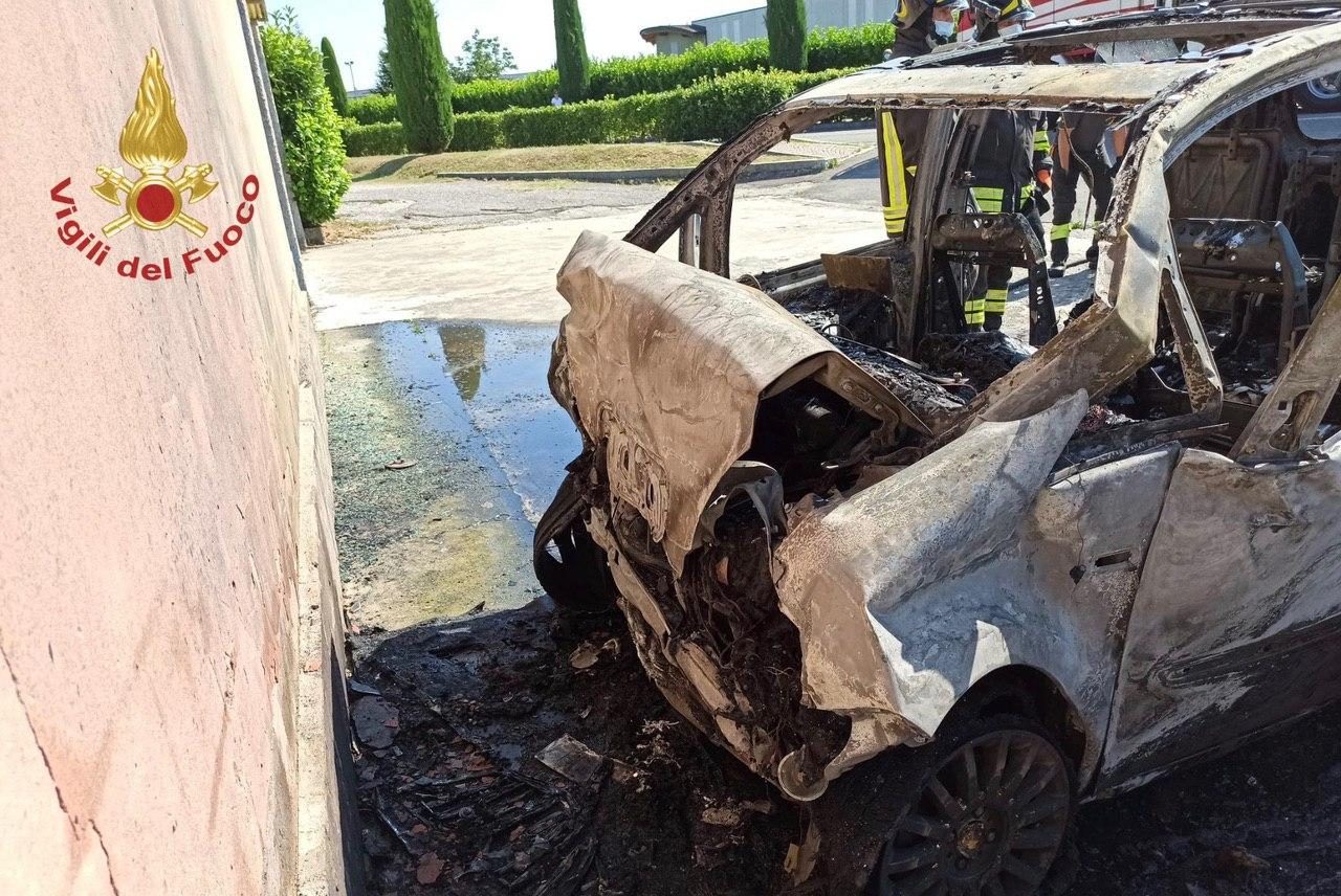 Auto a Gpl prende fuoco dopo l’incidente, pompieri al lavoro