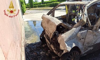 Auto a Gpl prende fuoco dopo l’incidente, pompieri al lavoro