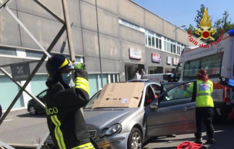 A Onore un anziano ha un malore e finisce contro un traliccio, fortunatamente non è grave