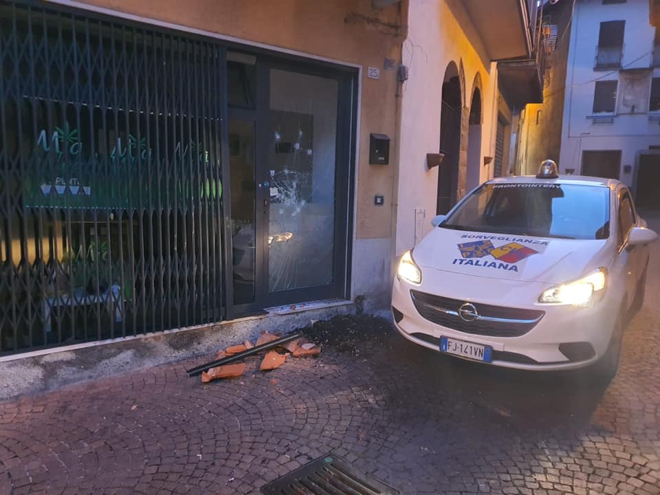 Ubriaco tenta una spaccata in un negozio di cannabis light e finisce in manette