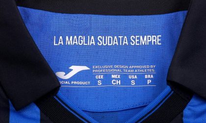 Le nuove maglie: righe strette, colletto a "V" e logo Atalanta in rilievo