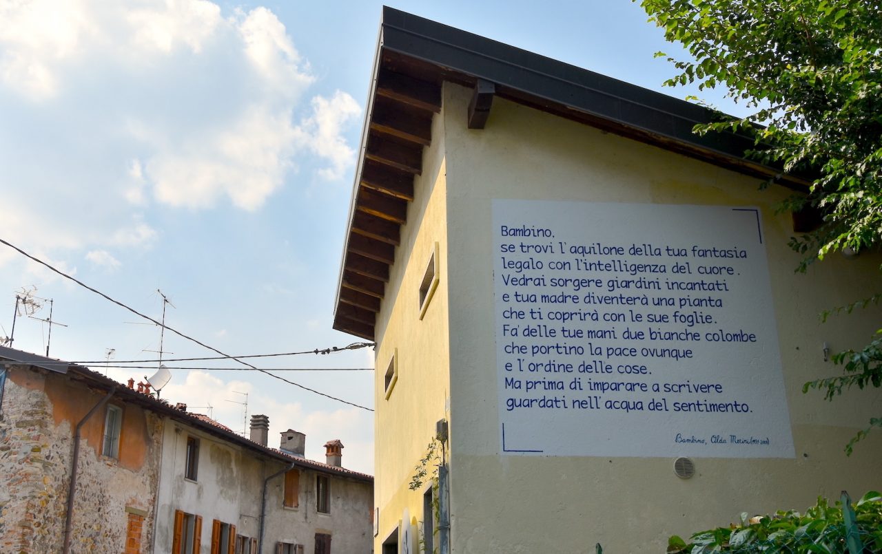 Sul muro di un edificio di Paladina è comparsa la poesia “Bambino” di Alda Merini