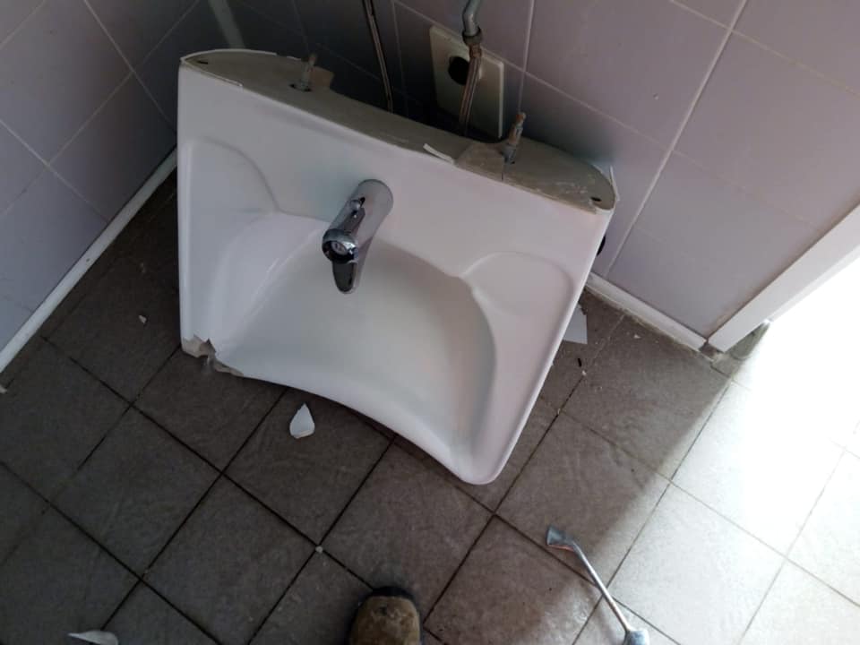 Scanzorosciate, devastati i bagni pubblici. E il sindaco si arrabbia
