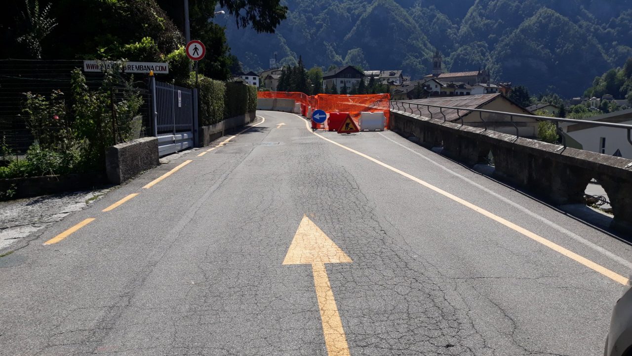 Piazza Brembana respira: strada riaperta dopo la frana. Ma occhio ai controlli dei vigili
