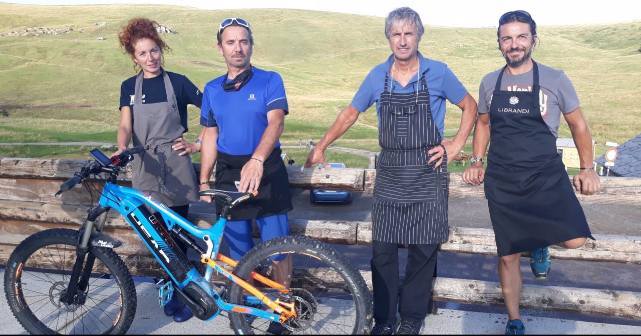 «Piccolo è il massimo»: al Rifugio Monte Avaro nuova gestione family (e c’è pure la fiaccola olimpica)