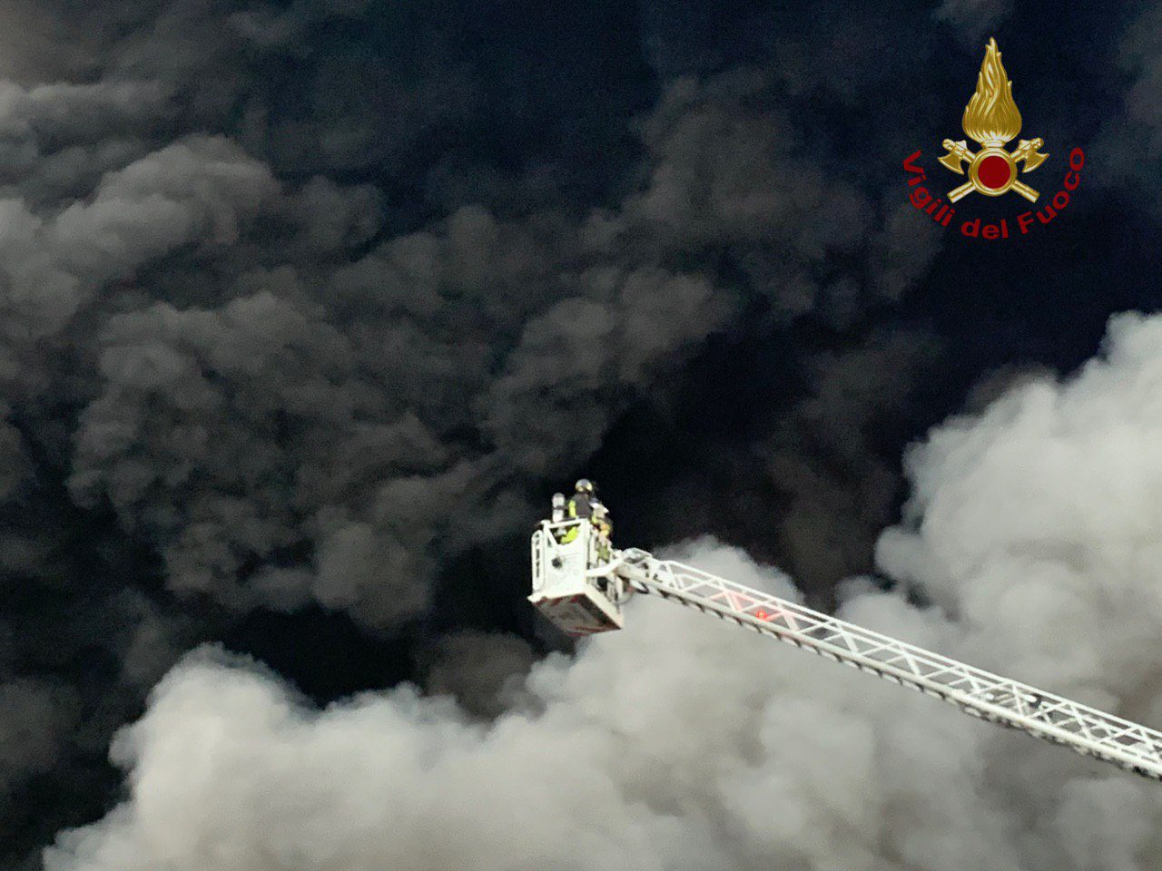 Nove mezzi bruciati, capannone distrutto e famiglie evacuate: i danni dell’incendio a Costa di Mezzate