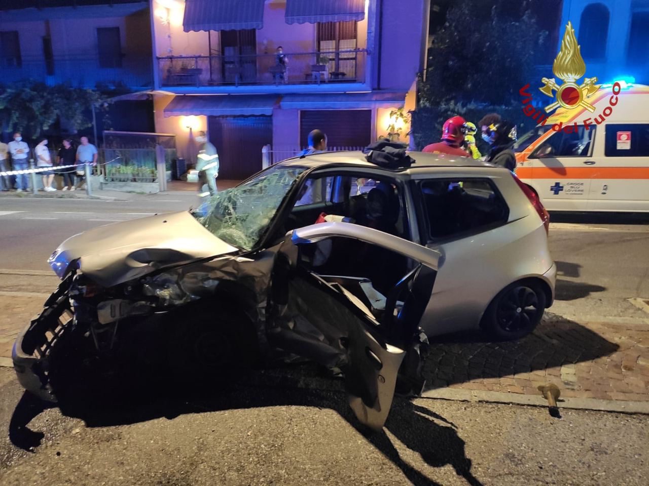 Schianto tra due automobili: feriti due ragazzi di 25 e 19 anni
